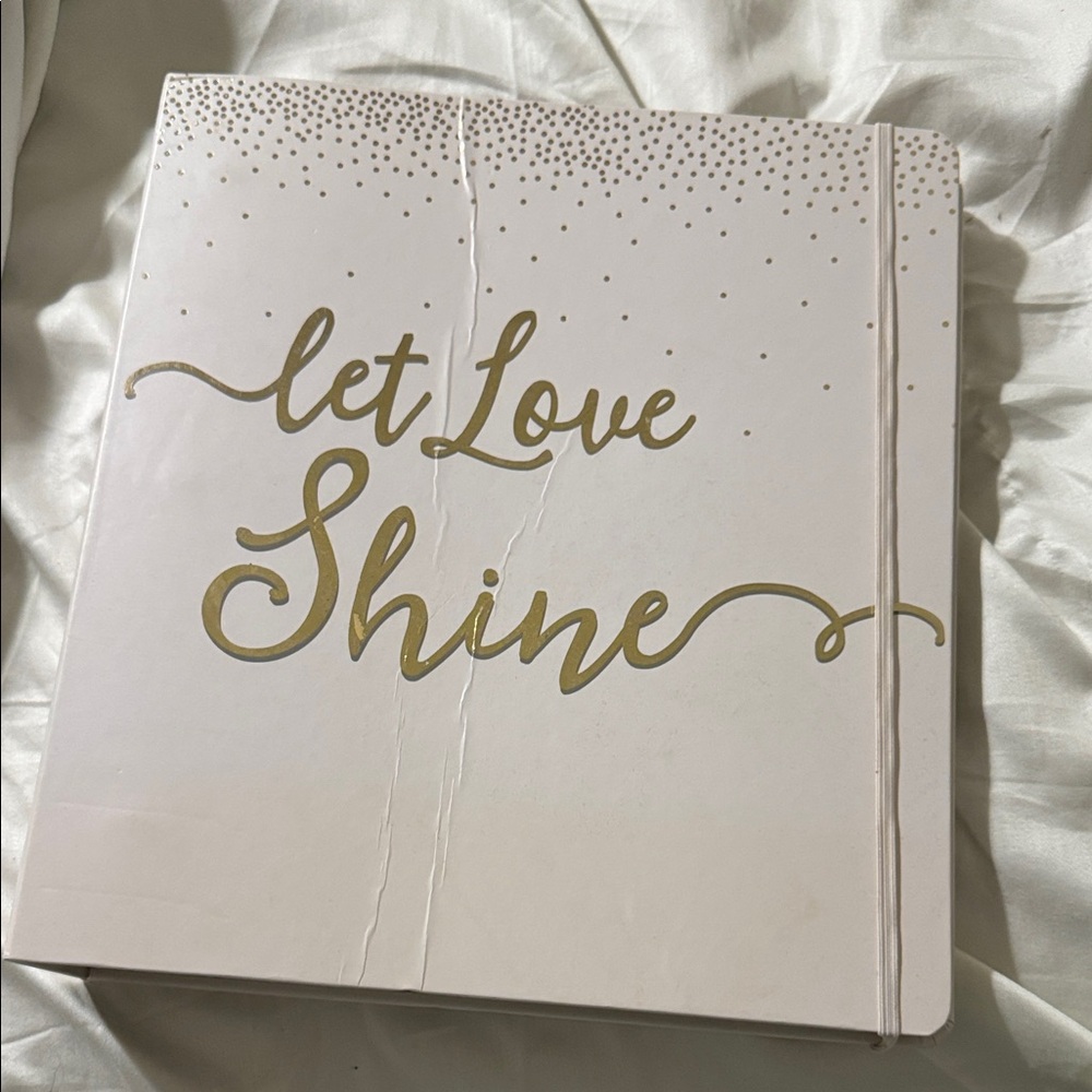 Elegant Gold and White wedding planner